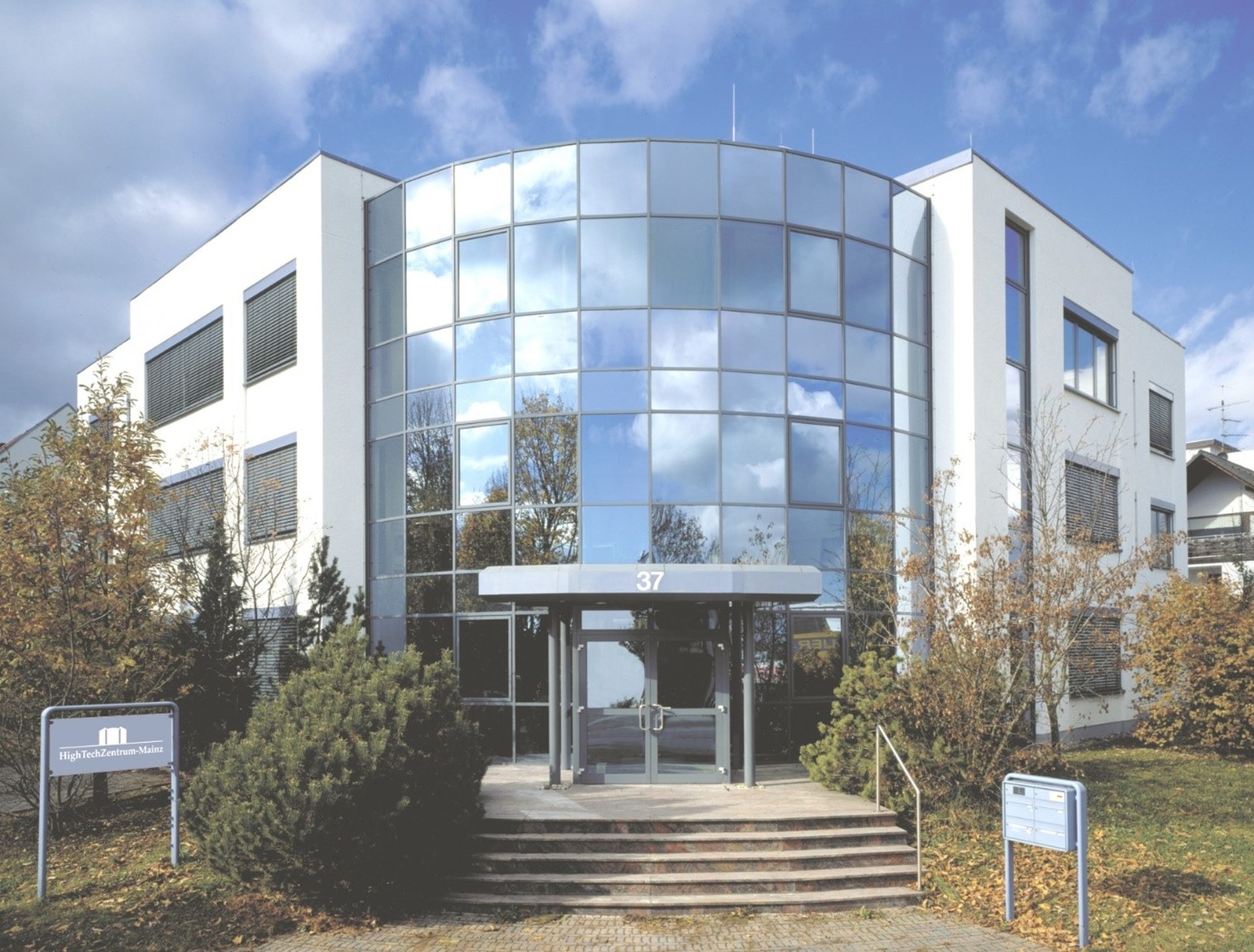 Exterior view of HighTechZentrum Mainz with its characteristic glass façade